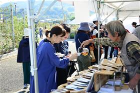 お茶の飲み比べを楽しむ来場者