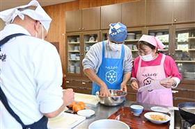 食改さんが寄り添う