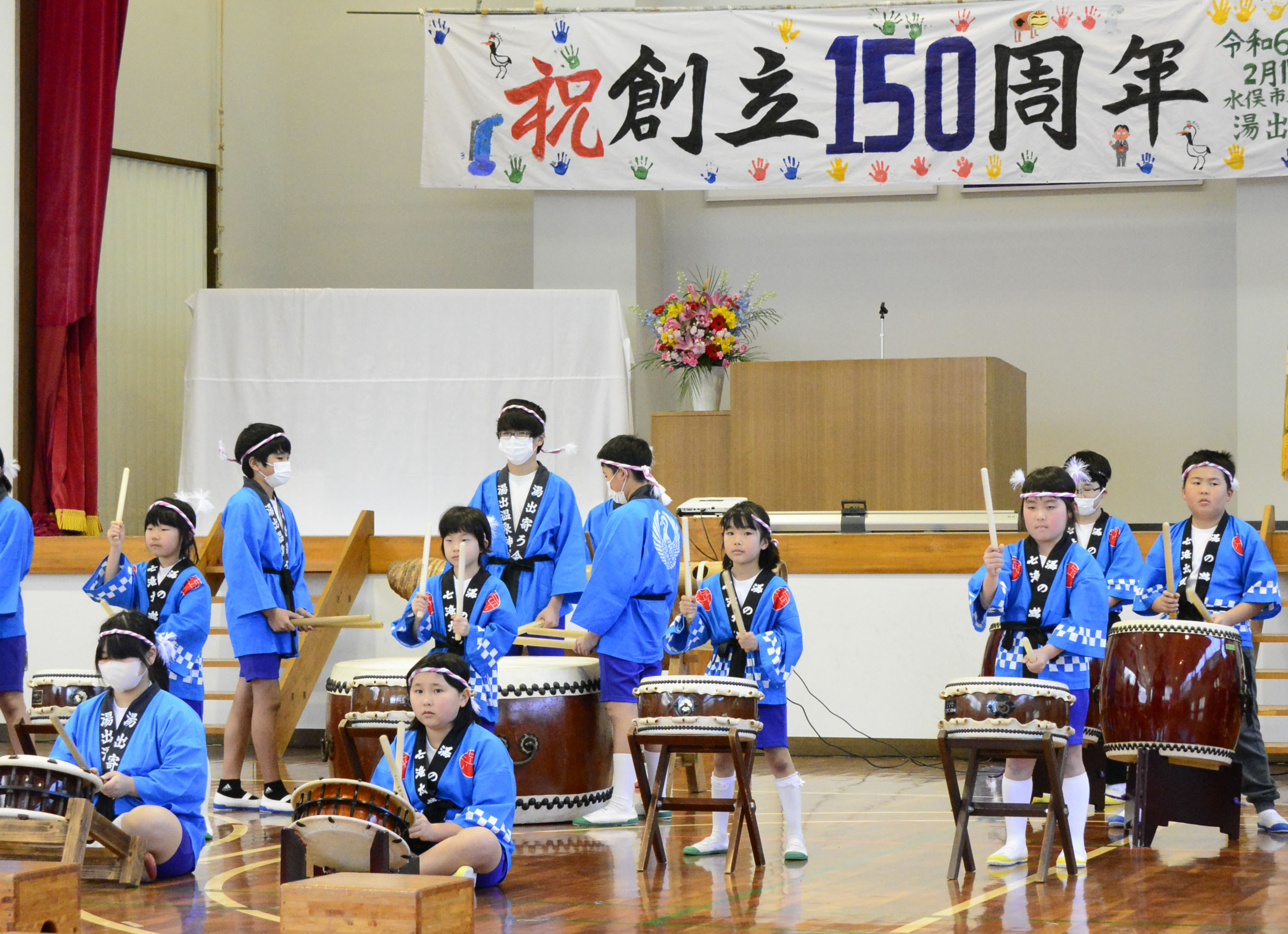 児童らによる伝統ある湯出七滝太鼓の演奏