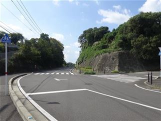 バス停付近の交差点R8